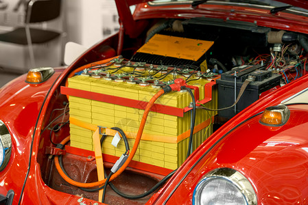 低消耗用大电池改造的汽车代替杂交种活力红色绿色能源车库白色车辆空闲背景