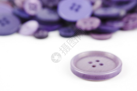 选择各种紫色按钮的选定选项白色红色缝纫纺织品衣服圆形塑料爱好蓝色圆圈背景图片