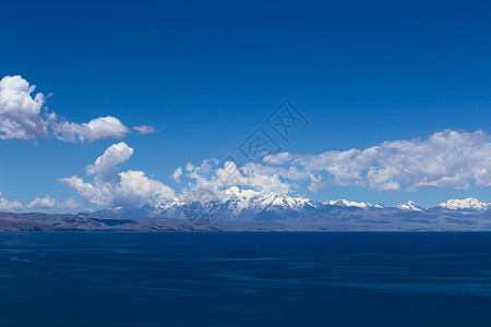 的的喀喀湖玻利维亚的喀喀湖和安第斯山脉背景