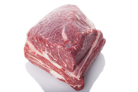 白色背景上新鲜的牛肉肉切片营养饮食美食屠宰场餐饮红肉食物餐厅烹饪杂货店背景图片