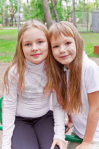 可爱两个女孩女学生金发白色女性孩子童年女孩背景图片
