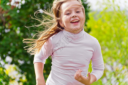 可爱的跑跑女孩舞蹈跑步活动孩子白色童年女学生运动行动女性背景图片