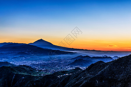 铁山坪山脉和铁山火山的日落火山天空阴霾蓝色背景