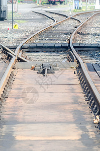 跨越铁路线长的信号旗高清图片