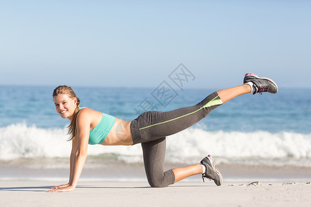 身材适合的女人伸展腿部拉伸调子海洋身体运动服运动闲暇护理女性竞技背景图片