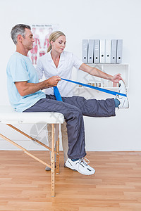 态势医生检查病人的后腿治疗师成人姿势理疗按摩师肌肉药品全球医疗医疗室背景