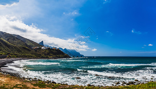 大西洋海岸或岸边岩石绿色风景天空蓝色支撑海洋天际地平线海浪背景图片