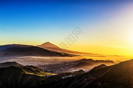 铁山坪山脉和铁山火山的日落蓝色阴霾天空火山背景