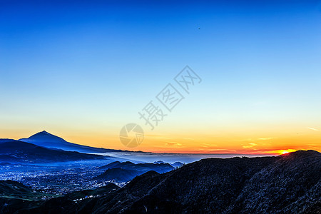 铁山坪山脉和铁山火山的日落背景火山蓝色天空背景
