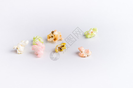 多彩的爆米花零食黄色绿色小吃粉色白色食物背景图片