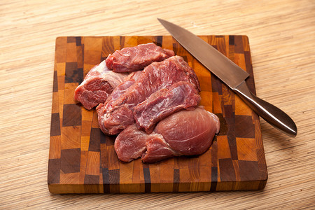 切肉厨房美食烹饪木头红色斧头动物食品牛扒桌子背景图片