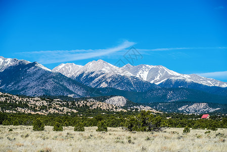 红色山脉对面的视图花岗岩森林高度山峰地平线草地草原地质学国家公园背景图片