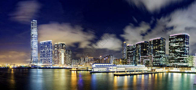 香港办公大楼 夜间进程建筑正方形业务结构金融窗户反射酒店财富背景图片