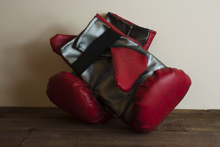 红拳和银拳手套健康白色竞赛戒指皮革斗争运动盒子饮食拳击手背景图片