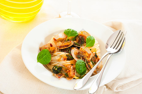 蛤蜊意大利面餐饮盘子高清图片