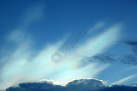 美丽的白月多彩云阳光衍射菌盖太阳彩虹蓝色虹膜白色天空背景图片