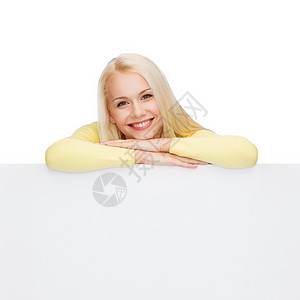 穿着带白白白板的毛衣 微笑着笑容的女人青少年女性季节性广告横幅折扣空白海报销售广告牌背景图片