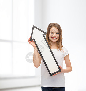 笑笑的小女孩 用白箭指着瞳孔空白白色教育青年女学生女孩童年学校指挥背景图片