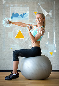 带着哑铃和练球的笑着女人女士训练幸福损失二头肌有氧运动健身重量力量身体背景图片