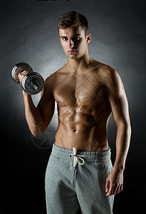 有哑铃的年轻人弯曲男人训练二头肌火车运动员手臂肌肉男性身体背景图片