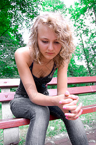 年轻沮丧的女孩悲伤孩子青少年女士压力学生女性背景图片