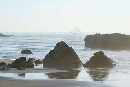 以矿石为单位的海洋岩石天空阳光海岸蓝色晴天海滩背景图片