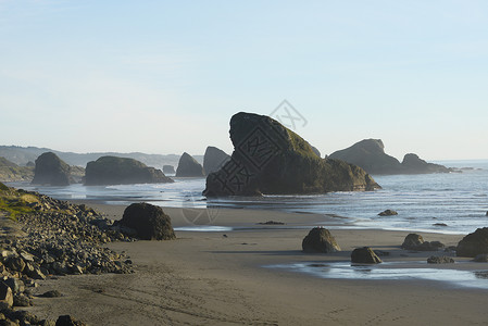 以矿石为单位的海洋岩石天空阳光蓝色海岸海滩晴天背景图片