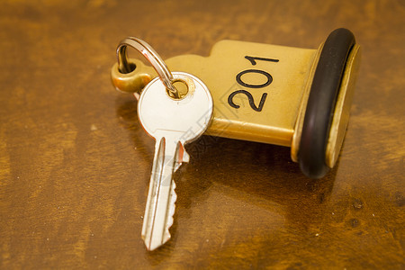 酒店房间钥匙 用钥匙环躺在床边金属白色黄铜小路说谎阴影标签安全戒指剪裁背景图片