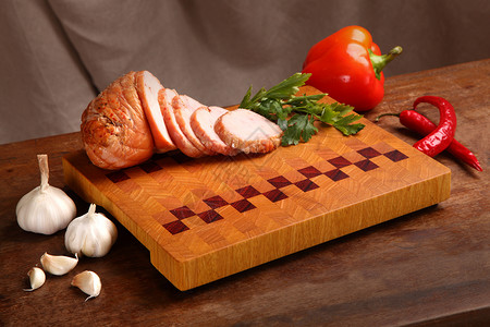 切肉板上的肉美食绿色猪肉熟食胡椒木板食物早餐香菜小吃背景图片