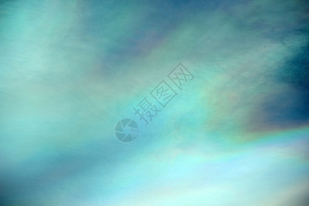 美丽的白月多彩云虹膜蓝色白色天空彩虹太阳衍射阳光菌盖背景图片