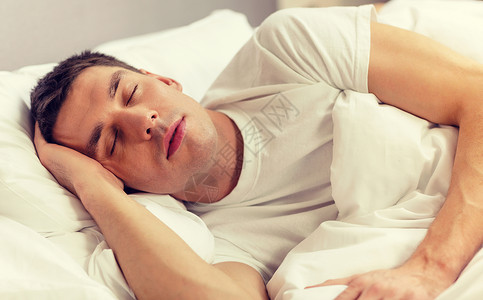 英俊男人睡在床上寝具幸福失眠噪音年轻人卧室睡眠小憩毯子睡衣背景图片