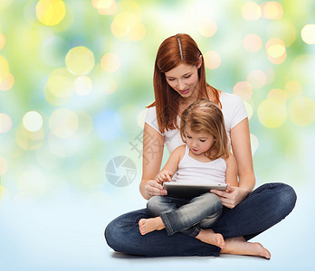 与小女孩和平板电脑Pc孩子技术视频女孩互联网育儿家庭婴儿妈妈乐趣背景图片