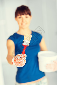 妇女用油漆笔刷和油漆罐家务画家染色公寓手套工艺装修刷子女孩工匠背景图片
