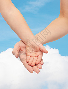 紧紧地拉近妇幼的手女士机构童年天空一部分母性手掌身体母亲孩子背景图片