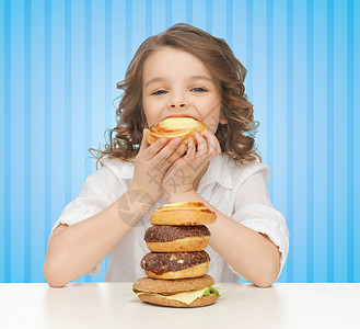 吃馒头的孩子汉堡包蓝色的高清图片