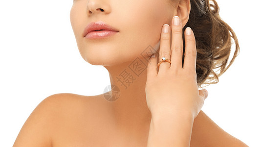 拥有钻石订婚戒指的美丽女性妇女配件新娘肩膀石头广告手指水晶魅力宝石富裕背景图片