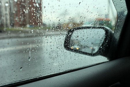 车窗外下着雨背景