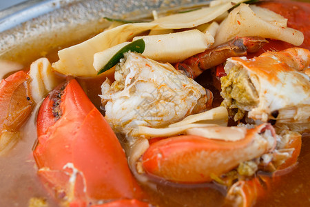 咖喱辣螃蟹和咸竹竹片背景图片