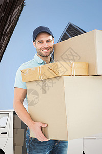 带纸板盒的快乐送货员综合图像工作男性服务男人微笑运输船运货车白色工人背景图片