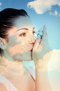 厚涂云蓝色天空复合图像医疗女性哮喘药品空气呼吸疾病蓝天痛苦棕色背景