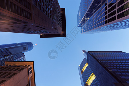 法兰克福市中心现代建筑结构图地标办公楼蓝色天空建筑学西街城市市中心景观旅行背景图片