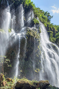 美丽的热带瀑布旅游荒野晴天丛林蓝天旅行激流背景图片