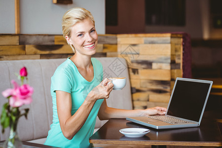 金发美女 喝着咖啡咖啡馆食堂杯子行业快乐饮料微笑食品电脑女性背景图片