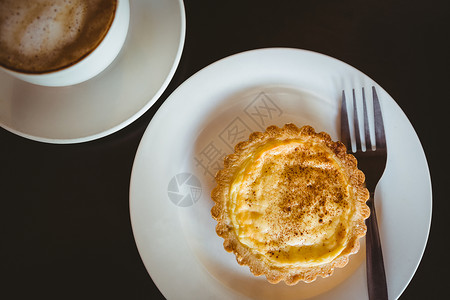 卡布奇诺咖啡旁边的糕点贴近视图背景图片