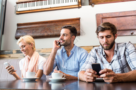 与智能手机合作的同事们咖啡馆咖啡屋食堂男性短信咖啡店食品餐厅屏幕拨号背景图片