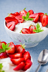 带新鲜草莓的Yoghurt背景图片