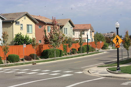 十字路行栅栏车道房子邻里邻居家庭公寓住宅街道人行道背景