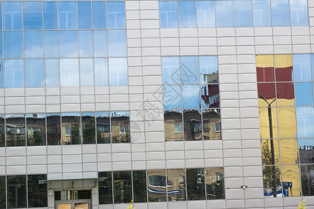 详细居家蓝色玻璃维修金属绿色白色窗户棕色建筑材料背景图片