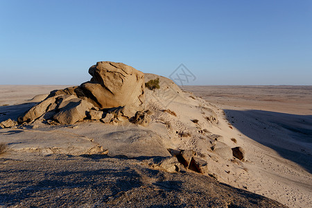 沙漠天空巨石动漫纳米布沙漠的岩石形成 在日落 风景巨石沙漠荒野阳光山脉假期地质学砂岩旅行生态背景