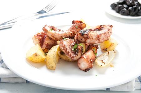 典型的葡萄牙马铃薯和洋葱菜辣椒消化烹饪午餐美食家章鱼土豆香料油炸博客背景图片